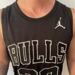 Camiseta Regata Basquete NBA Swingman - Chicago Bulls - Edição Especial - MVP Anéis - Edição Especial - Michael Jordan 23 - Preta Jordan - Imagem 4