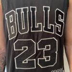 Camiseta Regata Basquete NBA Swingman - Chicago Bulls - Edição Especial - MVP Anéis - Edição Especial - Michael Jordan 23 - Preta Jordan - Imagem 6
