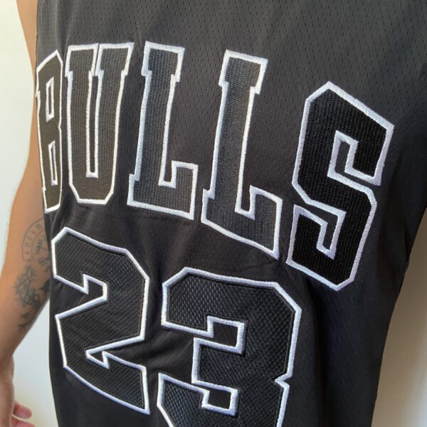Camiseta Regata Basquete NBA Swingman - Chicago Bulls - Edição Especial - MVP Anéis - Edição Especial - Michael Jordan 23 - Preta Jordan - Imagem 8