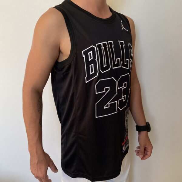 Camiseta Regata Basquete NBA Swingman - Chicago Bulls - Edição Especial - MVP Anéis - Edição Especial - Michael Jordan 23 - Preta Jordan - Imagem 11