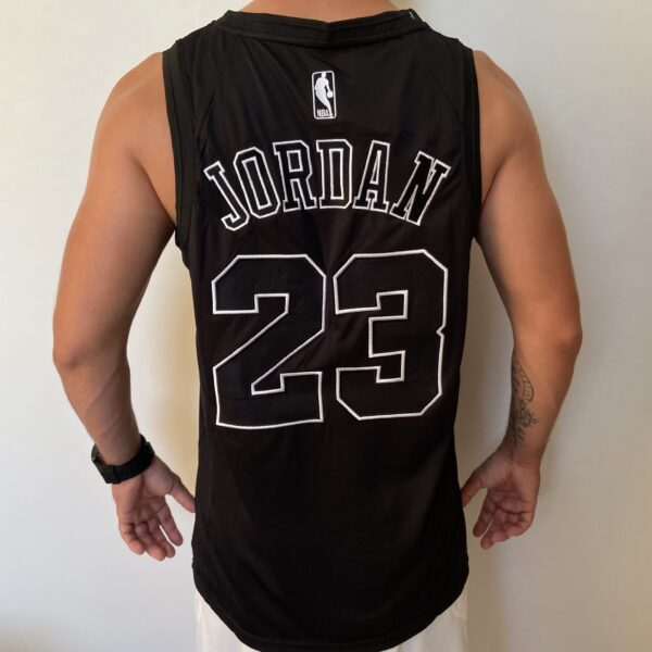 Camiseta Regata Basquete NBA Swingman - Chicago Bulls - Edição Especial - MVP Anéis - Edição Especial - Michael Jordan 23 - Preta Jordan - Imagem 17