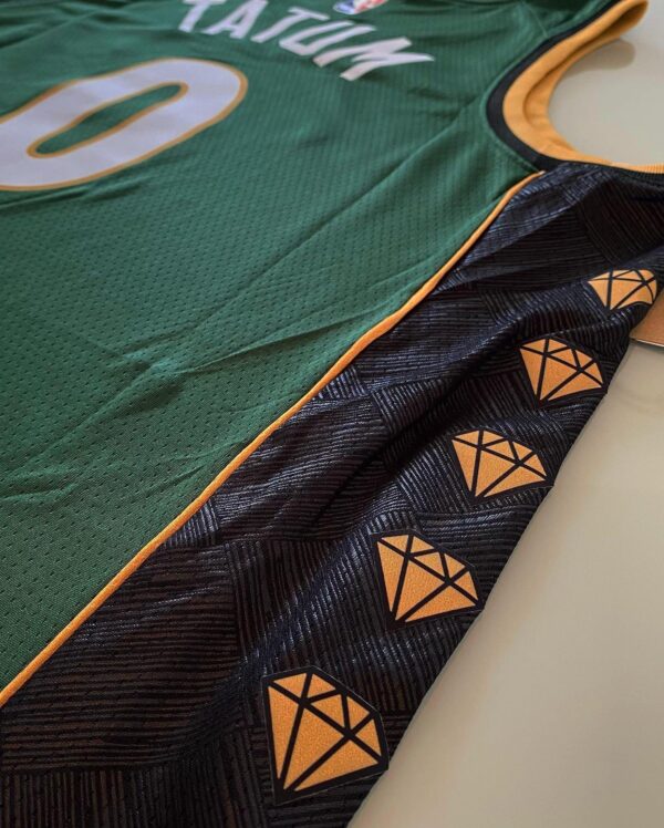 Camiseta Regata Basquete NBA Swingman Boston Celtics 0 Jayson Tatum City Edition Verde Dourada - Versão Especial - Bill Russell - 2023 Nike - Imagem 17