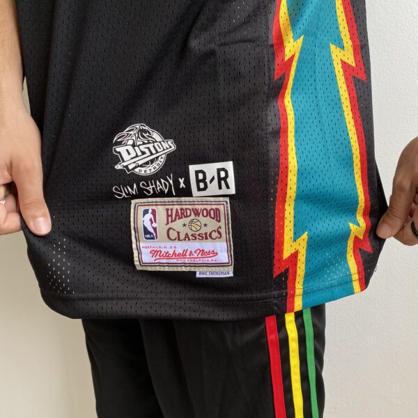 Camiseta Regata NBA Mitchell & Ness - Detroit Pistons - Slim Shady 313 - Edição Especial - NBA Remix - Colab Parceria Eminem - Preta - Imagem 8