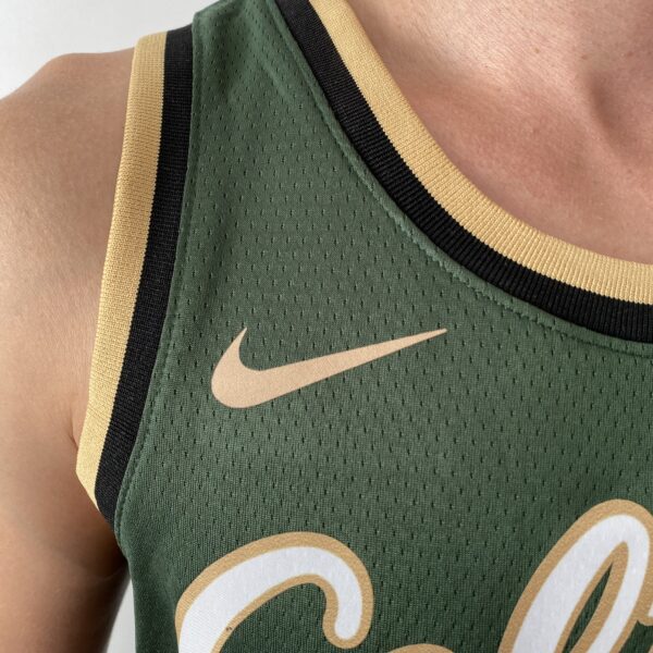 Camiseta Regata Basquete NBA Swingman Boston Celtics 0 Jayson Tatum City Edition Verde Dourada - Versão Especial - Bill Russell - 2023 Nike - Imagem 5