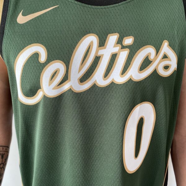 Camiseta Regata Basquete NBA Swingman Boston Celtics 0 Jayson Tatum City Edition Verde Dourada - Versão Especial - Bill Russell - 2023 Nike - Imagem 4