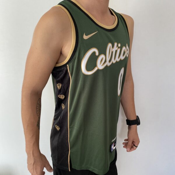 Camiseta Regata Basquete NBA Swingman Boston Celtics 0 Jayson Tatum City Edition Verde Dourada - Versão Especial - Bill Russell - 2023 Nike - Imagem 7