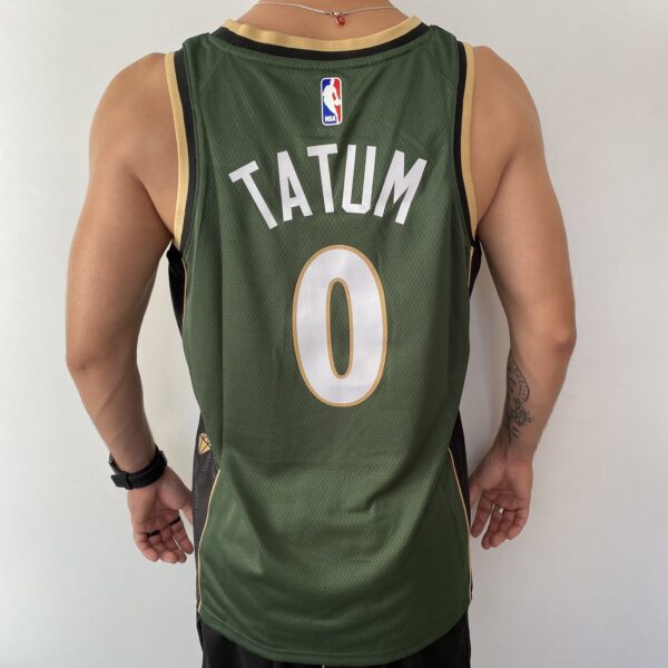 Camiseta Regata Basquete NBA Swingman Boston Celtics 0 Jayson Tatum City Edition Verde Dourada - Versão Especial - Bill Russell - 2023 Nike - Imagem 11