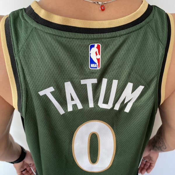 Camiseta Regata Basquete NBA Swingman Boston Celtics 0 Jayson Tatum City Edition Verde Dourada - Versão Especial - Bill Russell - 2023 Nike - Imagem 12