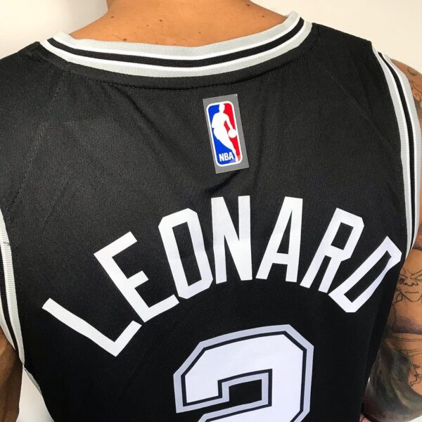 Camiseta Regata NBA Swingman San Antonio Spurs - Kawhi Leonard 2 - Icon Edition Preta Nike - Imagem 10