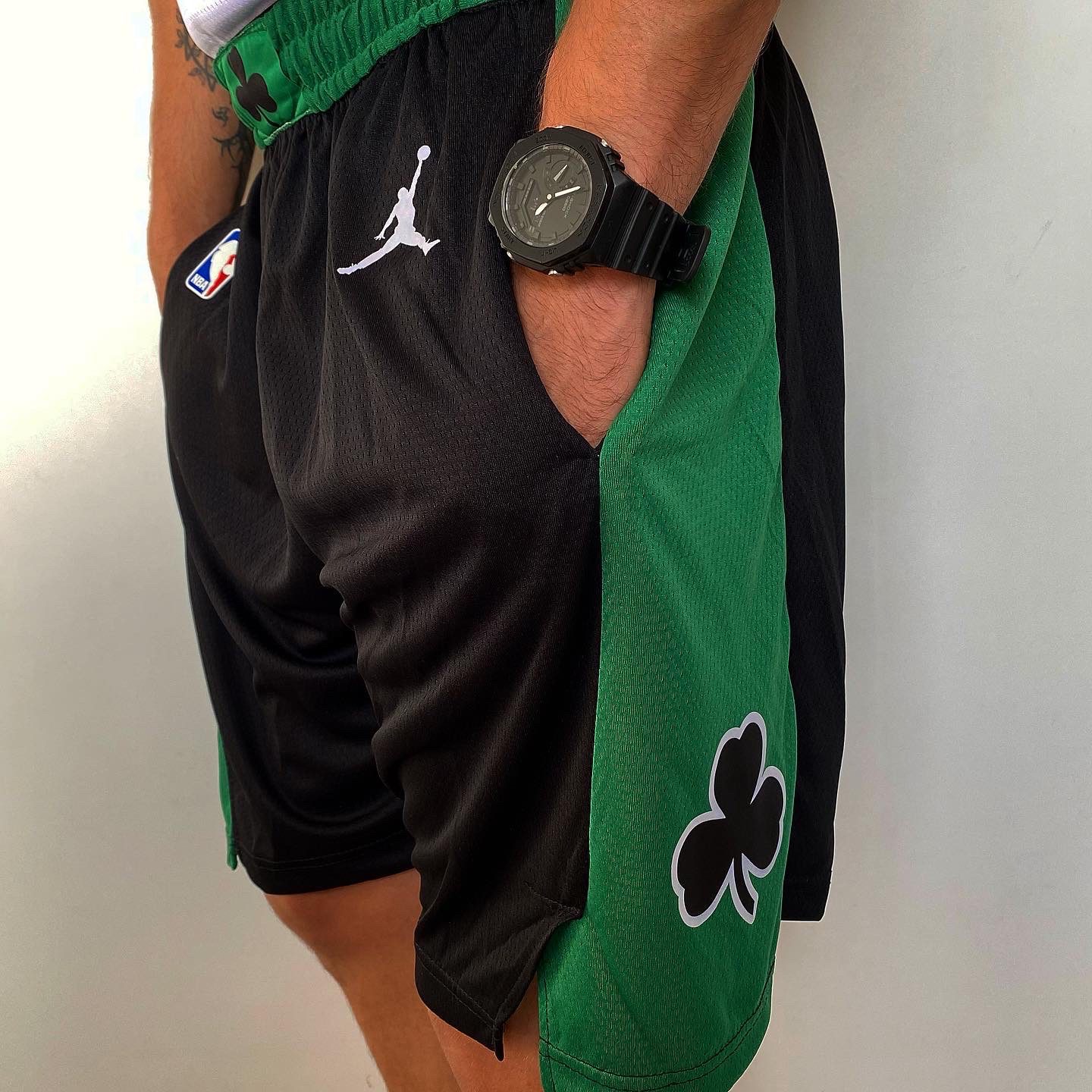 D64ACA1D-43D4-49FA-B9A9-54F385C91937 Short Bermuda Basquete NBA Boston Celtics Statement Edition Preta 2022 Jordan - Imagem 1