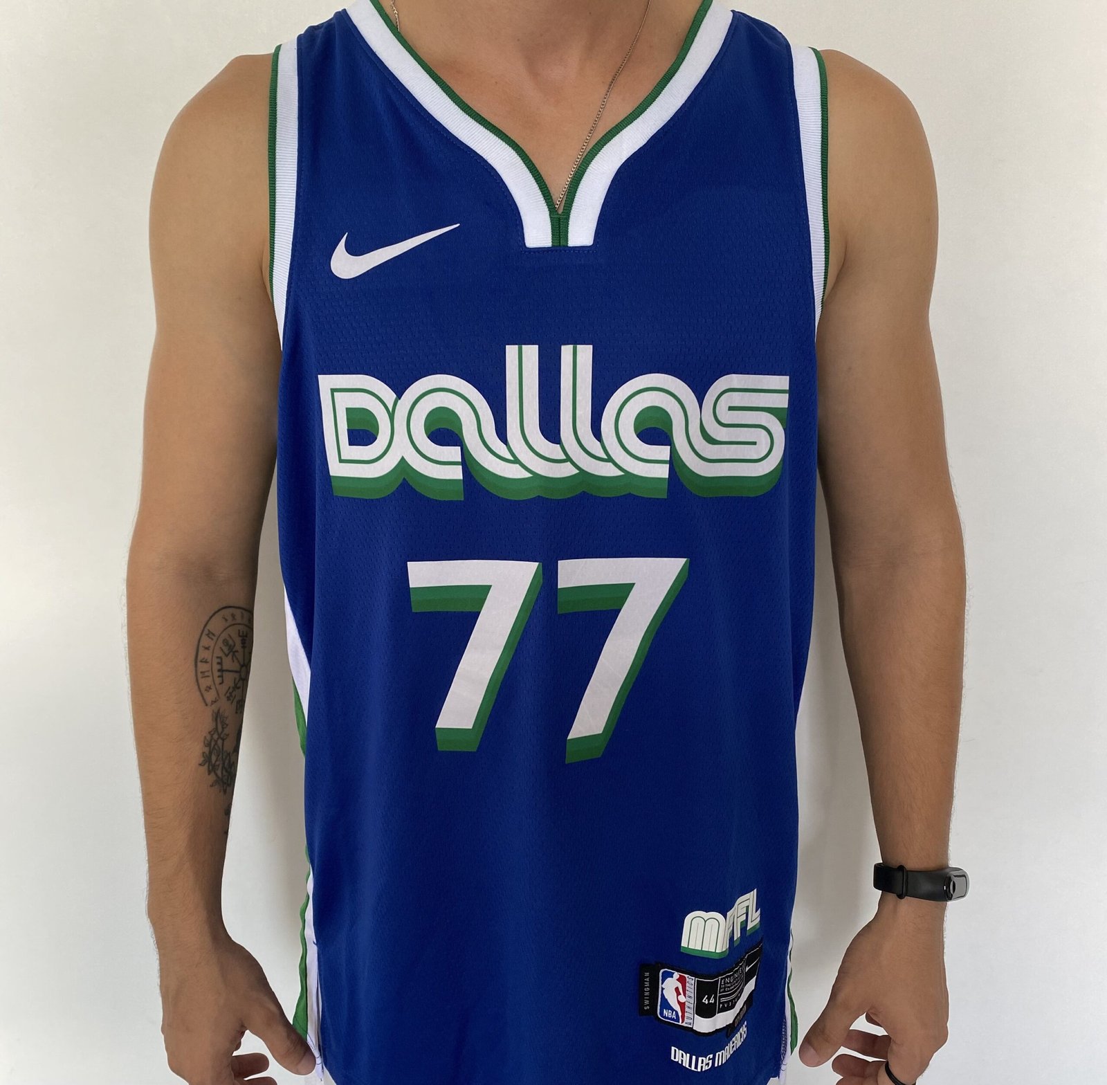 DALLAS MAVERICKS LUKA DONCIC 77 AZUL 2022 CITY (1) Camiseta Regata NBA Swingman Dallas Mavericks Luka Doncic 77 - 70’s Year - City Edition Azul 2023 Nike - Imagem 1