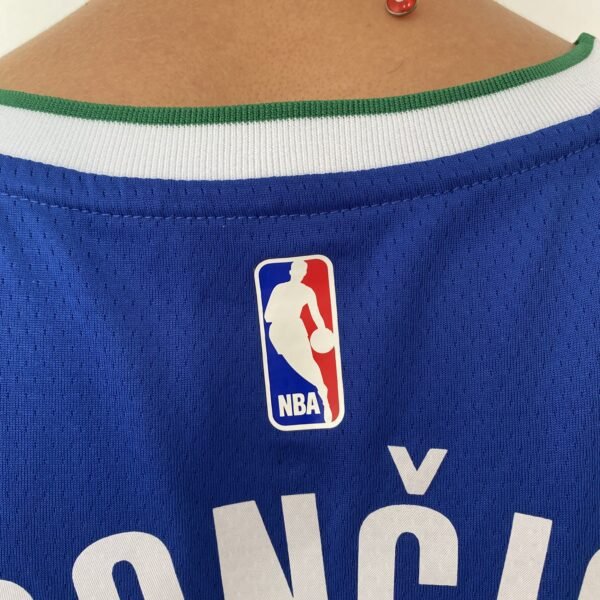 Camiseta Regata NBA Swingman Dallas Mavericks Luka Doncic 77 - 70’s Year - City Edition Azul 2023 Nike - Imagem 15