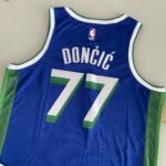 Camiseta Regata NBA Swingman Dallas Mavericks Luka Doncic 77 - 70’s Year - City Edition Azul 2023 Nike - Imagem 18