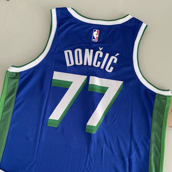 Camiseta Regata NBA Swingman Dallas Mavericks Luka Doncic 77 - 70’s Year - City Edition Azul 2023 Nike - Imagem 18