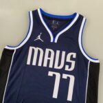 Camiseta Regata NBA Swingman Dallas Mavericks Luka Doncic 77 Statemant Edition Azul Marinho 2023 Jordan - Imagem 13