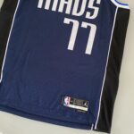 Camiseta Regata NBA Swingman Dallas Mavericks Luka Doncic 77 Statemant Edition Azul Marinho 2023 Jordan - Imagem 14