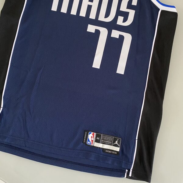 Camiseta Regata NBA Swingman Dallas Mavericks Luka Doncic 77 Statemant Edition Azul Marinho 2023 Jordan - Imagem 14