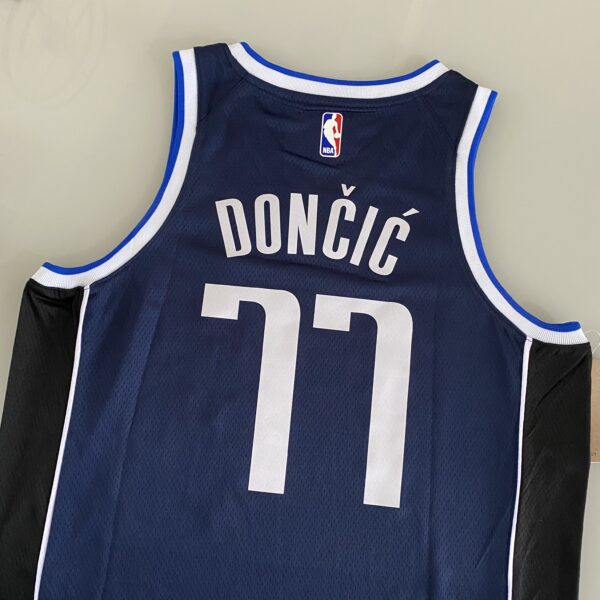 Camiseta Regata NBA Swingman Dallas Mavericks Luka Doncic 77 Statemant Edition Azul Marinho 2023 Jordan - Imagem 15