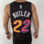 Camiseta Regata Basquete NBA Miami Heat Swingman Butler 22 City Edition Preta Colorida 2022 Nike - Imagem 9