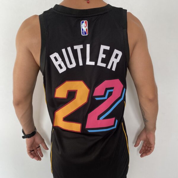 Camiseta Regata Basquete NBA Miami Heat Swingman Butler 22 City Edition Preta Colorida 2022 Nike - Imagem 9