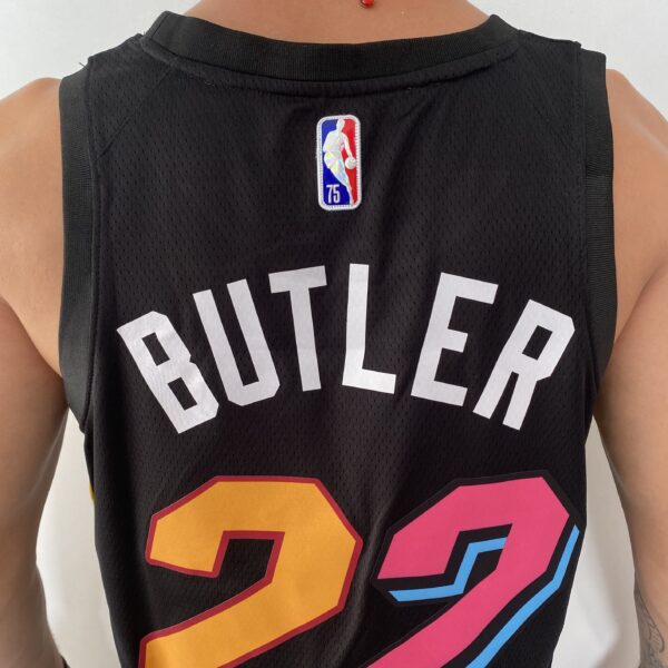 Camiseta Regata Basquete NBA Miami Heat Swingman Butler 22 City Edition Preta Colorida 2022 Nike - Imagem 10