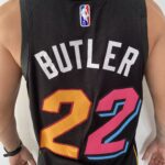 Camiseta Regata Basquete NBA Miami Heat Swingman Butler 22 City Edition Preta Colorida 2022 Nike - Imagem 11