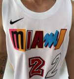 Camiseta Regata Basquete NBA Swingman Miami Heat Butler 22 City Edition Branca Colorida 2023 Nike - Imagem 2