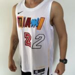 Camiseta Regata Basquete NBA Swingman Miami Heat Butler 22 City Edition Branca Colorida 2023 Nike - Imagem 6