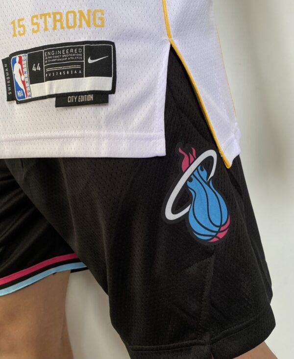 Camiseta Regata Basquete NBA Swingman Miami Heat Butler 22 City Edition Branca Colorida 2023 Nike - Imagem 8