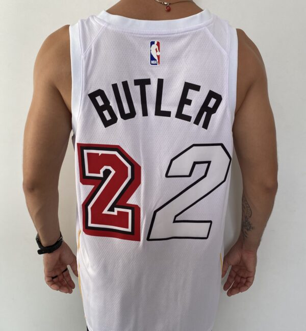 Camiseta Regata Basquete NBA Swingman Miami Heat Butler 22 City Edition Branca Colorida 2023 Nike - Imagem 10