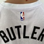 Camiseta Regata Basquete NBA Swingman Miami Heat Butler 22 City Edition Branca Colorida 2023 Nike - Imagem 11