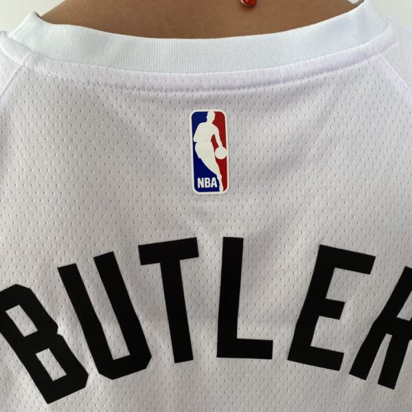 Camiseta Regata Basquete NBA Swingman Miami Heat Butler 22 City Edition Branca Colorida 2023 Nike - Imagem 11