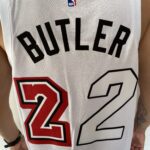 Camiseta Regata Basquete NBA Swingman Miami Heat Butler 22 City Edition Branca Colorida 2023 Nike - Imagem 12