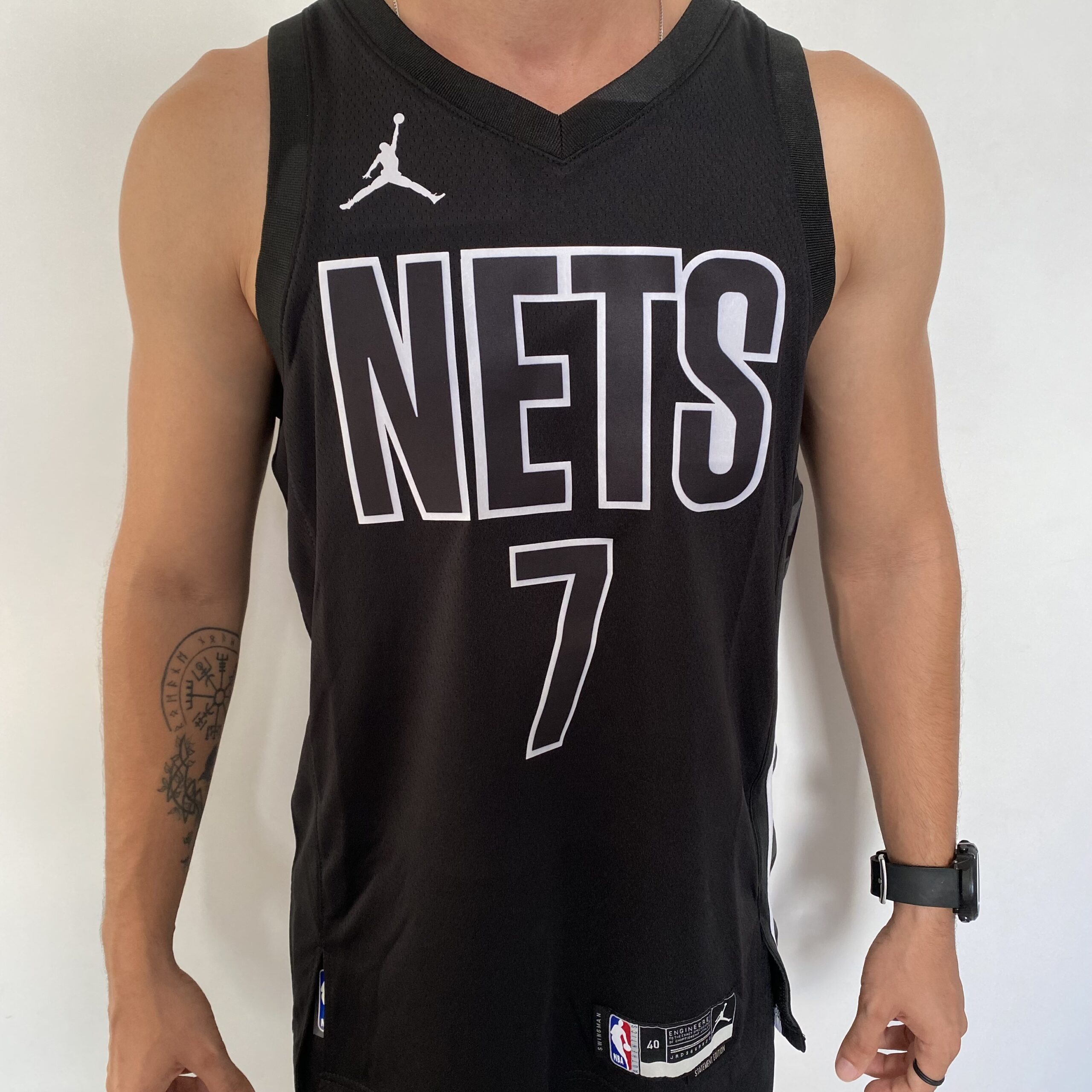 IMG_7949 Camiseta Regata NBA Swingman Brooklyn Nets Kevin Durant 7 Statement Edition Preta 2023 Jordan - Imagem 1