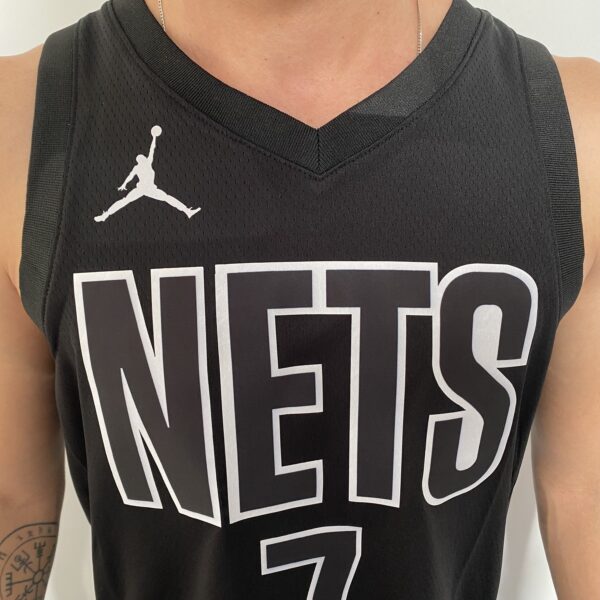 Camiseta Regata NBA Swingman Brooklyn Nets Kevin Durant 7 Statement Edition Preta 2023 Jordan - Imagem 4