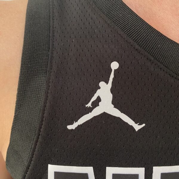 Camiseta Regata NBA Swingman Brooklyn Nets Kevin Durant 7 Statement Edition Preta 2023 Jordan - Imagem 6