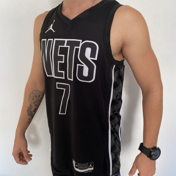 Camiseta Regata NBA Swingman Brooklyn Nets Kevin Durant 7 Statement Edition Preta 2023 Jordan - Imagem 8