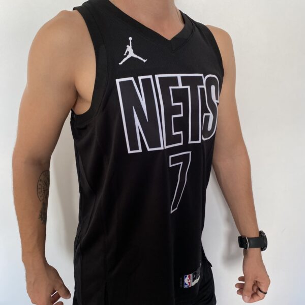 Camiseta Regata NBA Swingman Brooklyn Nets Kevin Durant 7 Statement Edition Preta 2023 Jordan - Imagem 7