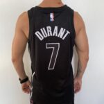 Camiseta Regata NBA Swingman Brooklyn Nets Kevin Durant 7 Statement Edition Preta 2023 Jordan - Imagem 12