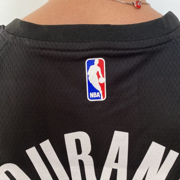 Camiseta Regata NBA Swingman Brooklyn Nets Kevin Durant 7 Statement Edition Preta 2023 Jordan - Imagem 14