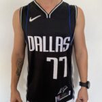 Camiseta Regata NBA Swingman Dallas Mavericks Luka Doncic 77 - Novato do Ano - 2046 - Select Series Rookie Of The Year - Preta Nike
