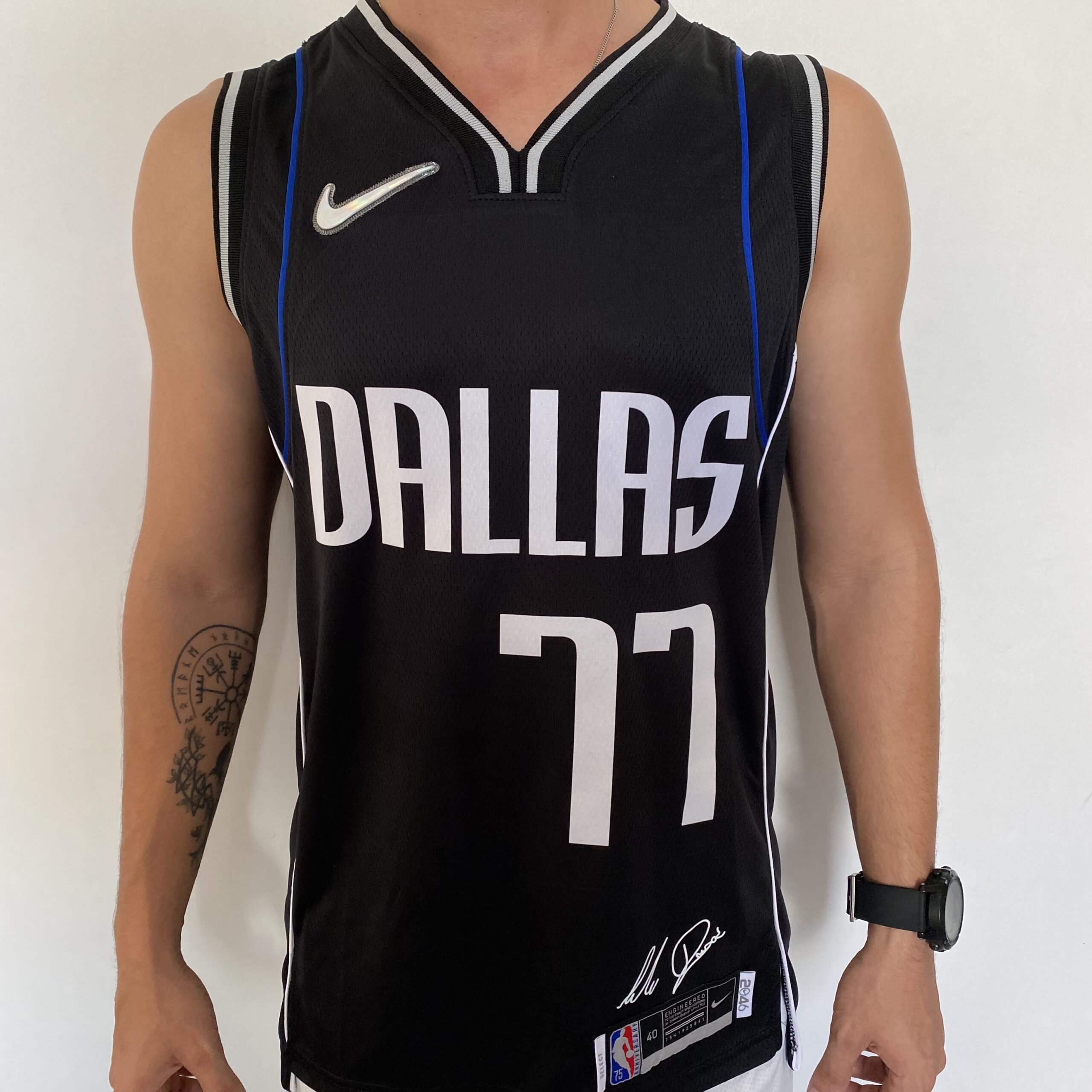 IMG_7986 Camiseta Regata NBA Swingman Dallas Mavericks Luka Doncic 77 - Novato do Ano - 2046 - Select Series Rookie Of The Year - Preta Nike - Imagem 1
