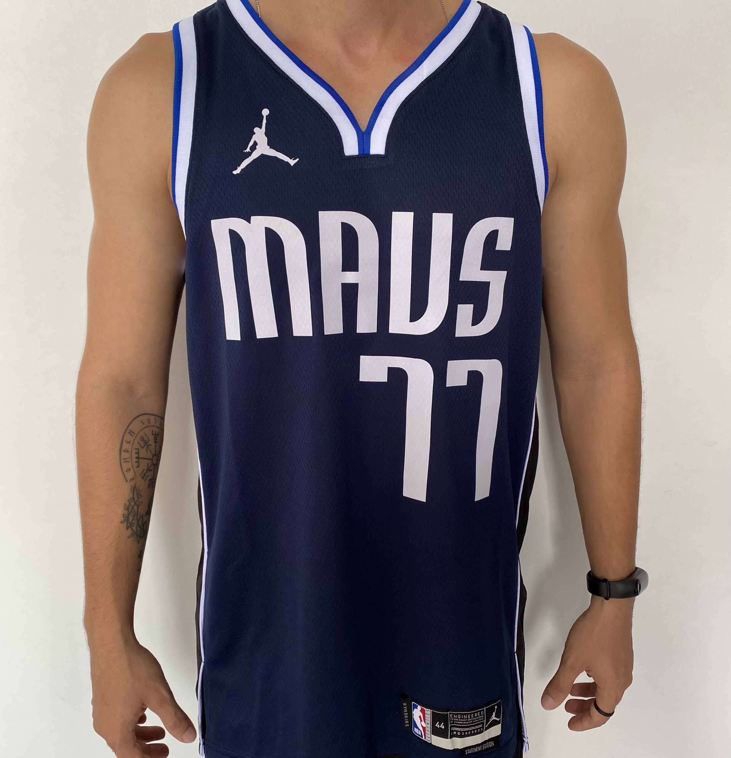 IMG_8231 Camiseta Regata NBA Swingman Dallas Mavericks Luka Doncic 77 Statemant Edition Azul Marinho 2023 Jordan - Imagem 1