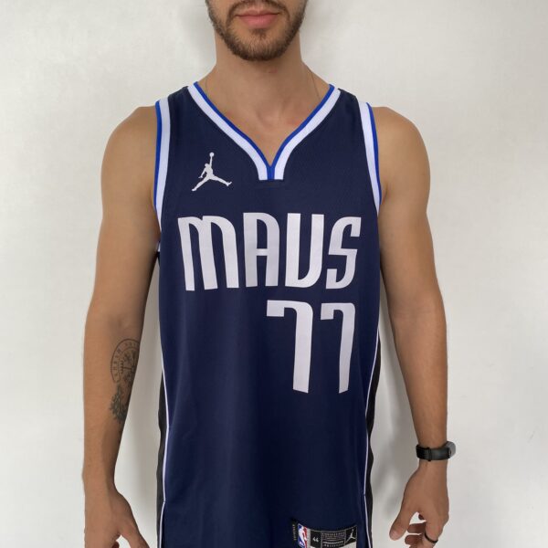 Camiseta Regata NBA Swingman Dallas Mavericks Luka Doncic 77 Statemant Edition Azul Marinho 2023 Jordan - Imagem 2