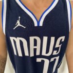 Camiseta Regata NBA Swingman Dallas Mavericks Luka Doncic 77 Statemant Edition Azul Marinho 2023 Jordan - Imagem 4