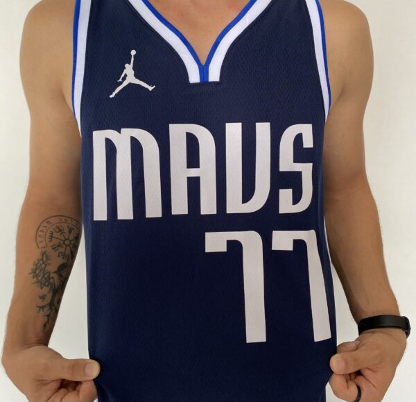 Camiseta Regata NBA Swingman Dallas Mavericks Luka Doncic 77 Statemant Edition Azul Marinho 2023 Jordan - Imagem 5