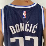 Camiseta Regata NBA Swingman Dallas Mavericks Luka Doncic 77 Statemant Edition Azul Marinho 2023 Jordan - Imagem 11