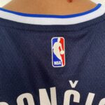 Camiseta Regata NBA Swingman Dallas Mavericks Luka Doncic 77 Statemant Edition Azul Marinho 2023 Jordan - Imagem 12