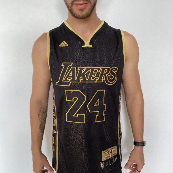 Camiseta Regata Basquete NBA Los Angeles Lakers Preta Mamba Negra - Black Mamba - 24 Kobe Bryant - 5x - Edição Comemorativa - Preta Dourada - Fios de Ouro - Adidas - Imagem 2