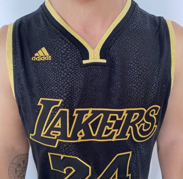 Camiseta Regata Basquete NBA Los Angeles Lakers Preta Mamba Negra - Black Mamba - 24 Kobe Bryant - 5x - Edição Comemorativa - Preta Dourada - Fios de Ouro - Adidas - Imagem 4